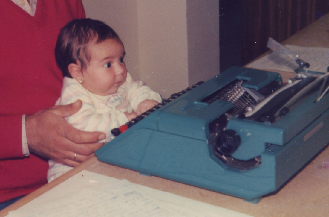 Fotografía de Amelia de pequeña frente a una máquina de escribir